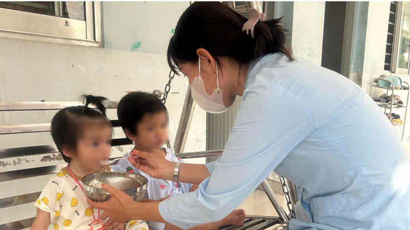 2 bé được cán bộ chăm sóc tại Trung tâm Công tác xã hội tỉnh Tiền Giang.