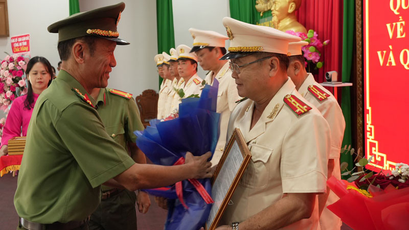 Đại tá Nguyễn Văn Nhựt, Giám đốc Công an tỉnh Tiền Giang trao Quyết định cho các đồng chí nghỉ công tác hưởng chế độ hưu trí.