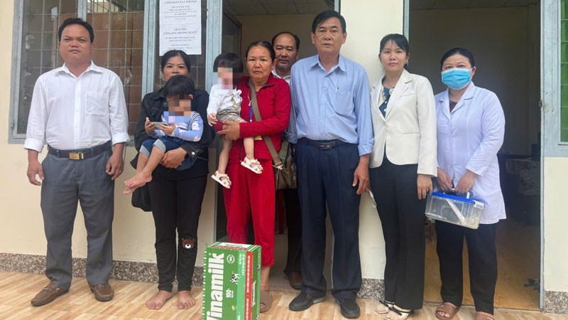 Ngành chức năng tỉnh Tiền Giang bàn giao 2 bé cho gia đình.