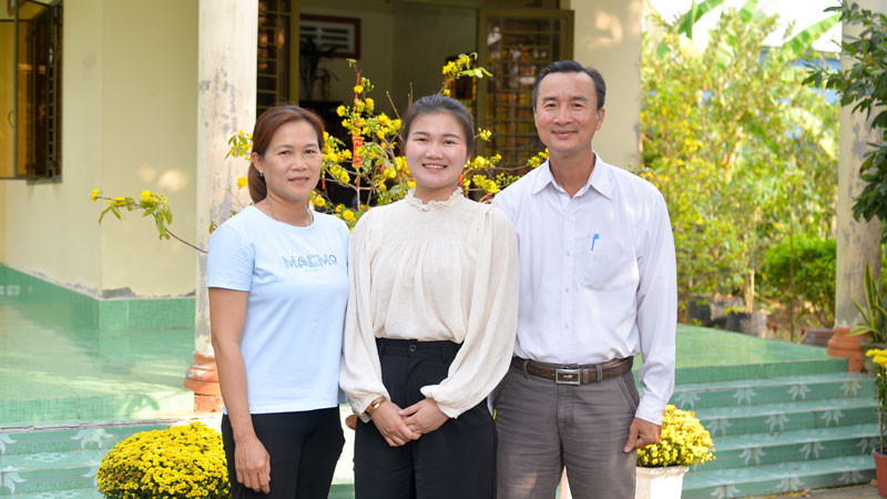 Em Đinh Quý Ái Nhân (giữa) cùng cha, mẹ.