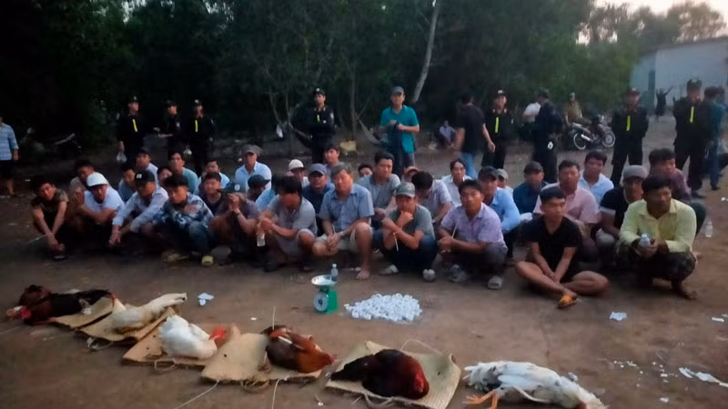 Các đối tượng bị lực lượng công an phát hiện tại hiện trường.