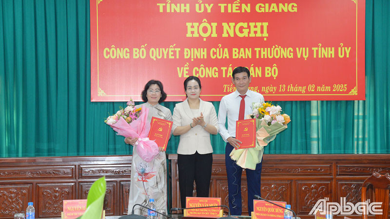 Đồng chí Nguyễn Hải Trâm trao quyết định của Ban Thường vụ Tỉnh ủy Tiền Giang cho các cán bộ.