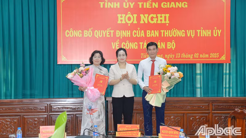 Đồng chí Nguyễn Hải Trâm trao quyết định của Ban Thường vụ Tỉnh ủy Tiền Giang cho các cán bộ.