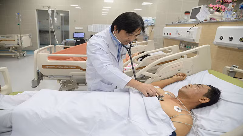 Bác sĩ thăm khám cho bệnh nhân Nguyễn Công Nh.