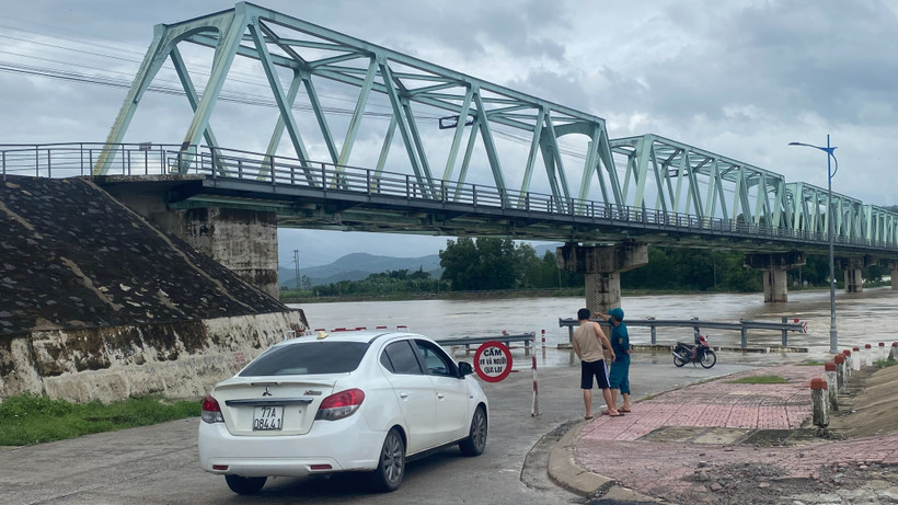 Nước sông Kỳ Lộ đang lên nhanh nguy cơ ngập lụt nhiều nơi tại huyện Đồng Xuân, Tuy An.
