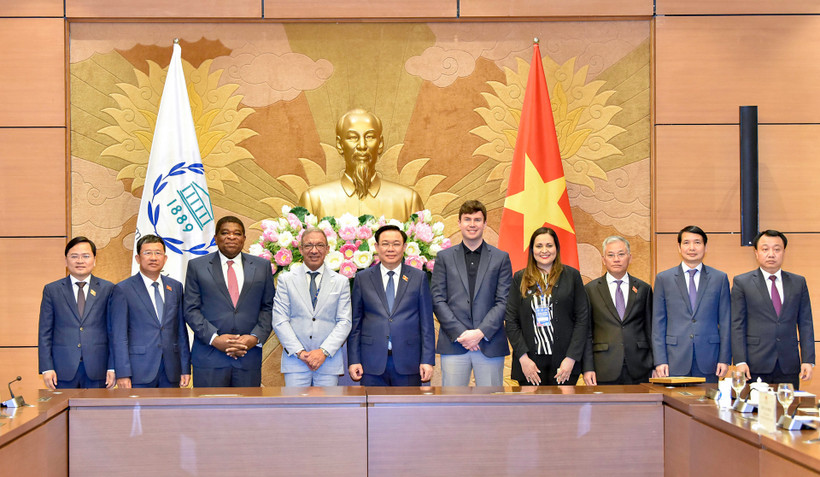 Chủ tịch Quốc hội Vương Đình Huệ, Chủ tịch IPU Duarte Pacheco, Tổng Thư ký IPU Martin Chungong, Chủ tịch IPU trẻ Dan Carden chụp ảnh lưu niệm với các đại biểu tại buổi tiếp.