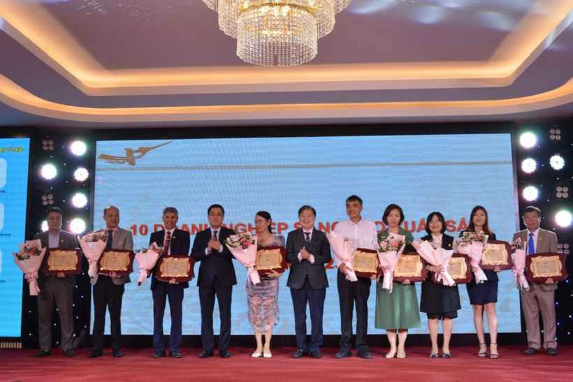 Tôn vinh 10 doanh nghiệp KHCN thuộc Hiệp hội doanh nghiệp KHCN Việt Nam xuất sắc nhất.