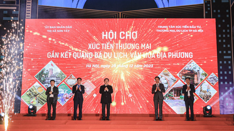 Nghi thức khai mạc hội chợ.