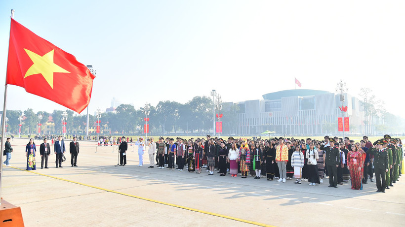 Đoàn học sinh, sinh viên, thanh niên dân tộc thiểu số xuất sắc, tiêu biểu làm lễ báo công dâng Bác trước Lăng Chủ tịch Hồ Chí Minh.