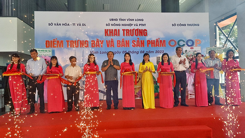 Nghi thức khai trương điểm trưng bày và bán sản phẩm OCOP tỉnh Vĩnh Long.