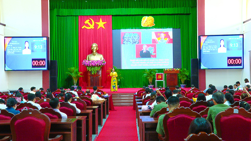 Thí sinh thuyết trình tại hội thi.
