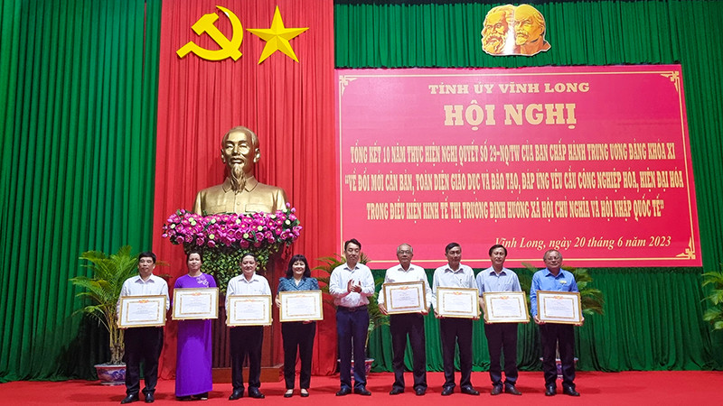 Những cá nhân nhận Bằng khen vì có thành tích xuất sắc trong 10 năm thực hiện Nghị quyết số 29-NQ/TW của Ban chấp hành Trung ương Đảng khóa XI.
