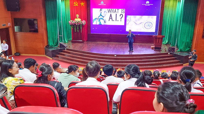 Phó Giáo sư, Tiến sĩ Phạm Thế Bảo, Trưởng Khoa Công nghệ thông tin, Đại học Sài Gòn, trình bày tại hội thảo.
