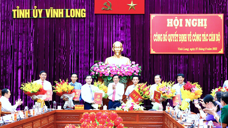 Bí thư Tỉnh uỷ Vĩnh Long Bùi Văn Nghiêm trao quyết định và hoa chúc mừng những đồng chí nhận nhiệm vụ mới.