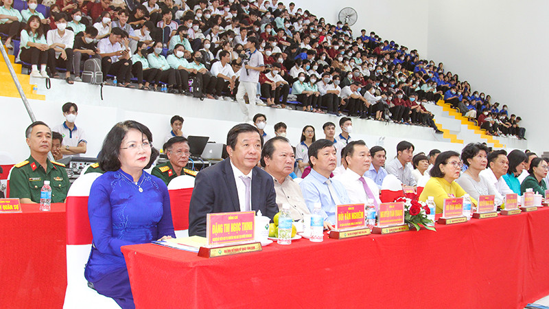 Nguyên Phó Chủ tịch nước Đặng Thị Ngọc Thịnh dự lễ kỷ niệm 63 năm ngày thành lập Trường đại học Sư phạm kỹ thuật Vĩnh Long sáng 21/12. 