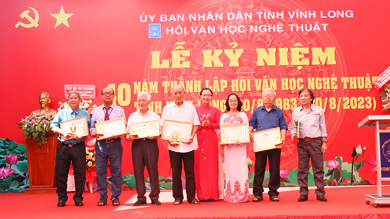 Khen thưởng các cá nhân có nhiều đóng góp cho sự nghiệp phát triển văn học, nghệ thuật. 