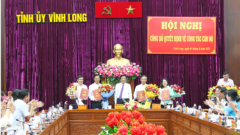 Lãnh đạo tỉnh Vĩnh Long trao quyết định và hoa cho các đồng chí vừa được bổ nhiệm