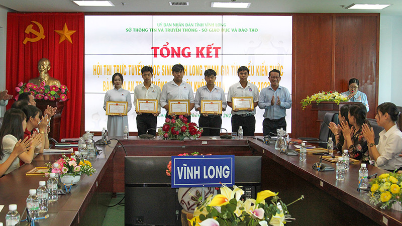 Ban tổ chức trao giải cho các cá nhân đạt giải. 