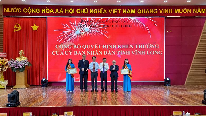 Lãnh đạo tỉnh Vĩnh Long tặng Bằng khen cho lãnh đạo trường Đại học Cửu Long đã có thành tích đào tạo trong thời gian qua. 