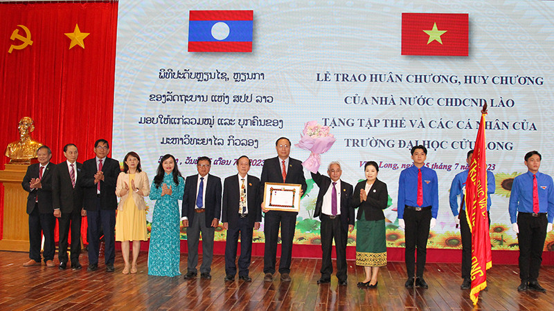 Tập thể Trường đại học Cửu Long đón nhận Huân chương Lao động hạng Ba của Nhà nước Cộng hoà Dân chủ Nhân dân Lào. 
