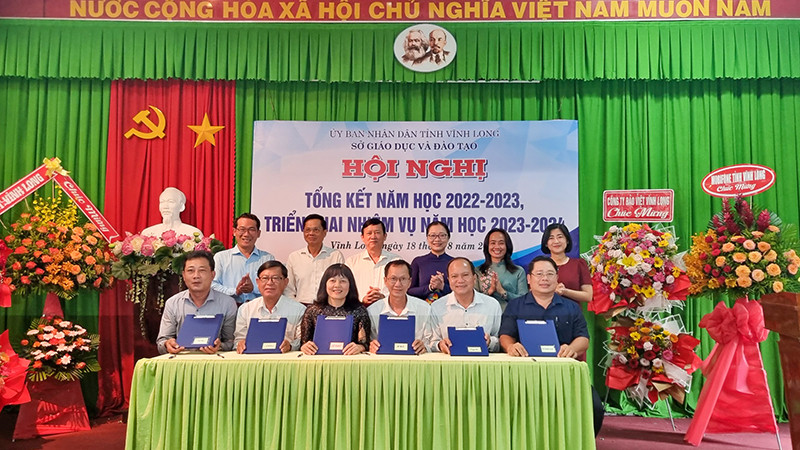 Ngành giáo dục đào tạo tỉnh Vĩnh Long ký kết hợp tác đào tạo và giáo dục với các địa phương trong tỉnh