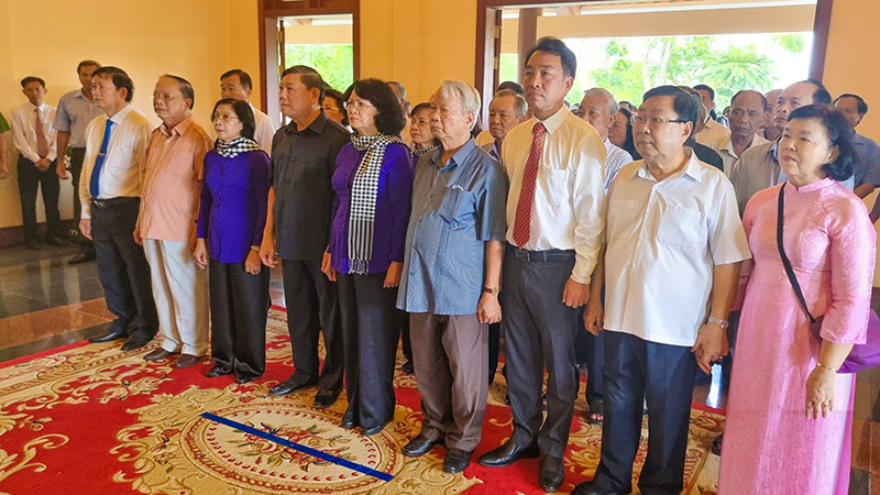 Đại biểu trang nghiêm chuẩn bị dâng hương tại Khu nhà thờ Thủ tướng Chính phủ Võ Văn Kiệt.