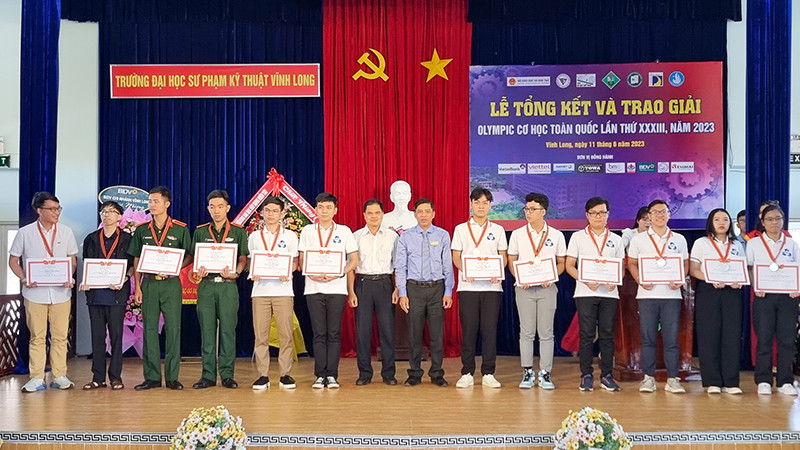 Ban tổ chức trao Bằng khen cho những thí sinh đoạt giải trong kỳ thi.