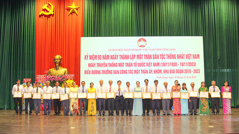 Những cá nhân làm công tác mặt trận được tuyên dương. 