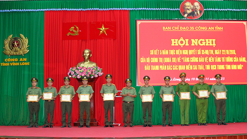 Những cá nhân được tuyên dương, khen thưởng tại hội nghị. 
