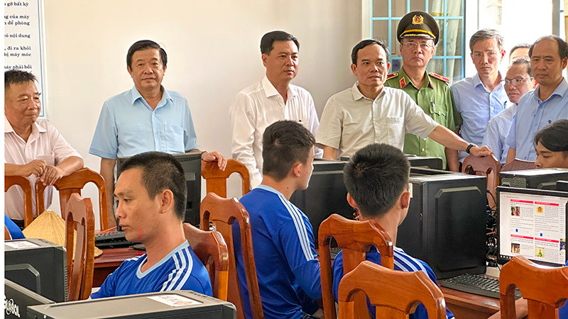 Phó Thủ tướng Trần Lưu Quang thăm các học viện tại Cơ sở cai nghiện ma túy tỉnh Vĩnh Long vào chiều 21/7. 