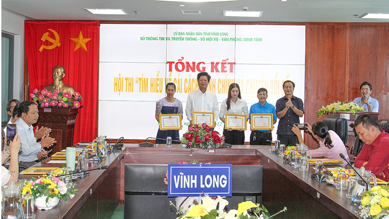 Ban tổ chức trao giải cho các cá nhân đoạt giải. 