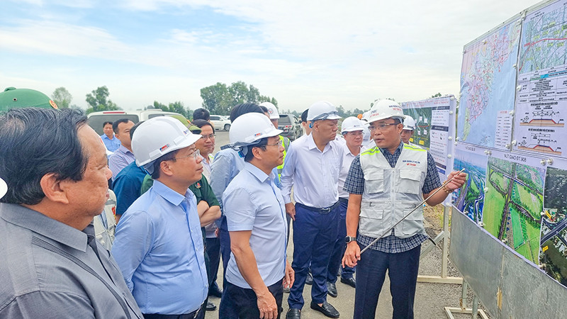 Bộ trưởng Giao thông vận tải Nguyễn Văn Thắng khảo sát công trình cao tốc Mỹ Thuận-Cần Thơ sáng 17/11. 