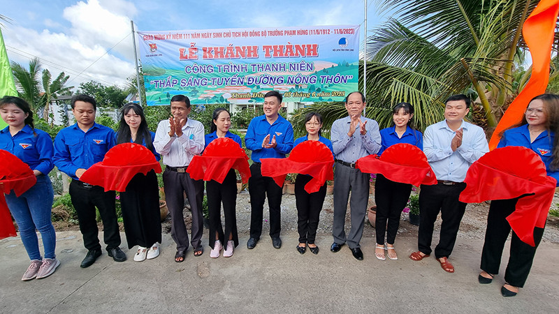 Khánh thành tuyến đường hoa tại ấp Thanh Mỹ 2, xã Thanh Đức, huyện Long Hồ, tỉnh Vĩnh Long. 