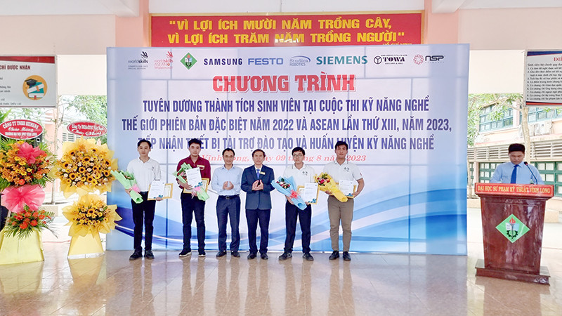 Tuyên dương khen thưởng những sinh viên đạt thành tích kỹ năng nghề thế giới.