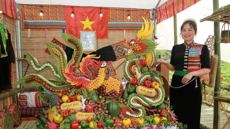 Phần thi trình bày mâm quả với tác phẩm Vĩnh Long-Tú Phượng của phường Cờ Đỏ, thị xã Mộc Châu. (Ảnh: PV)