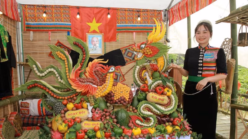 Phần thi trình bày mâm quả với tác phẩm Vĩnh Long-Tú Phượng của phường Cờ Đỏ, thị xã Mộc Châu. (Ảnh: PV)