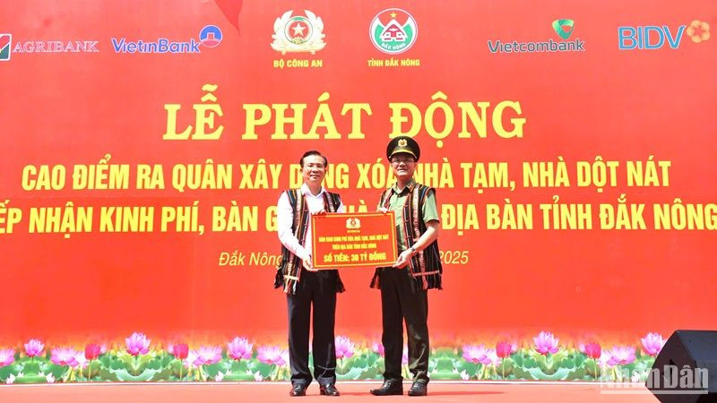 Thứ trưởng Công an Phạm Thế Tùng bàn giao số tiền 30 tỷ đồng để tỉnh Đắk Nông xóa nhà tạm, nhà dột nát cho nhân dân trong tỉnh.