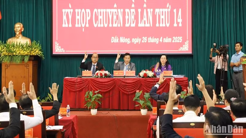 Các đại biểu Hội đồng nhân dân tỉnh Đắk Nông tham dự Kỳ họp Chuyên đề lần thứ 14 biểu quyết thông qua nghị quyết sáp nhập xã, tỉnh.