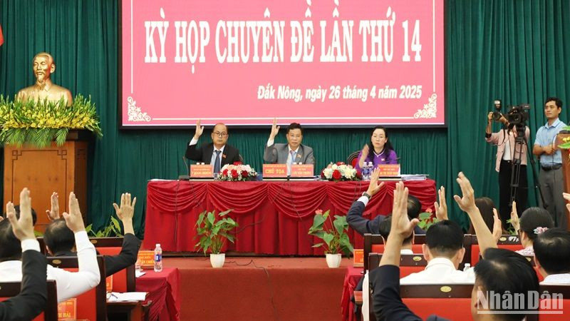 Các đại biểu Hội đồng nhân dân tỉnh Đắk Nông tham dự Kỳ họp Chuyên đề lần thứ 14 biểu quyết thông qua nghị quyết sáp nhập xã, tỉnh.