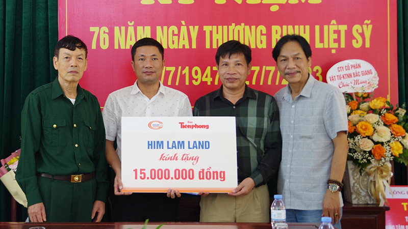 Ông Nguyễn Huy Thiêm, Đại diện Him Lam Land (thứ 2 từ trái sang) trao tặng 15 triệu đồng cho Trung tâm điều dưỡng thương binh Lạng Giang (Bắc Giang).