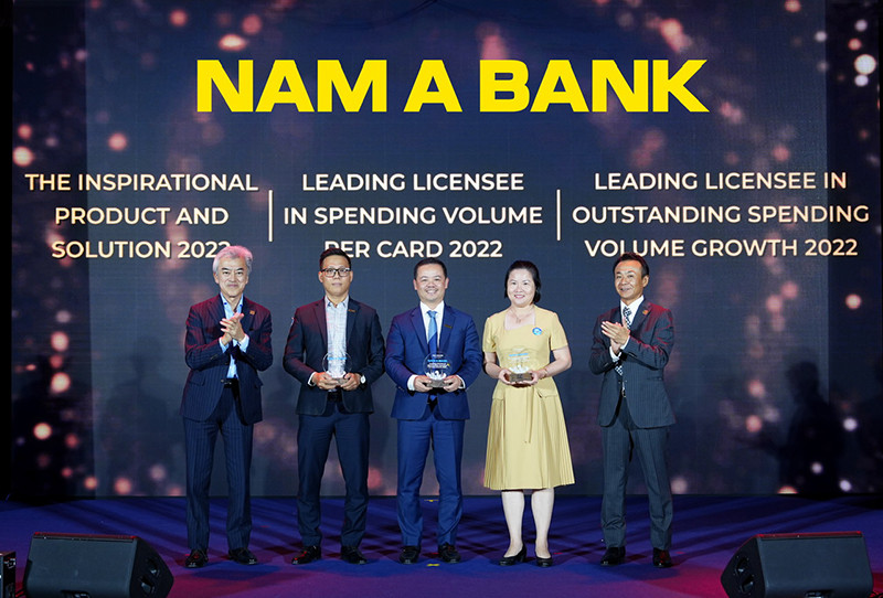 Đại diện Nam A Bank vinh dự nhận các giải thưởng từ JCB.