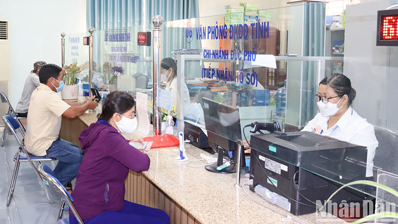 Cán bộ công chức, viên chức Bộ phận một cửa thị xã Đức Phổ (Quảng Ngãi) luôn nêu cao trách nhiệm, tận tình trong việc giải quyết thủ tục hành chính cho người dân. 