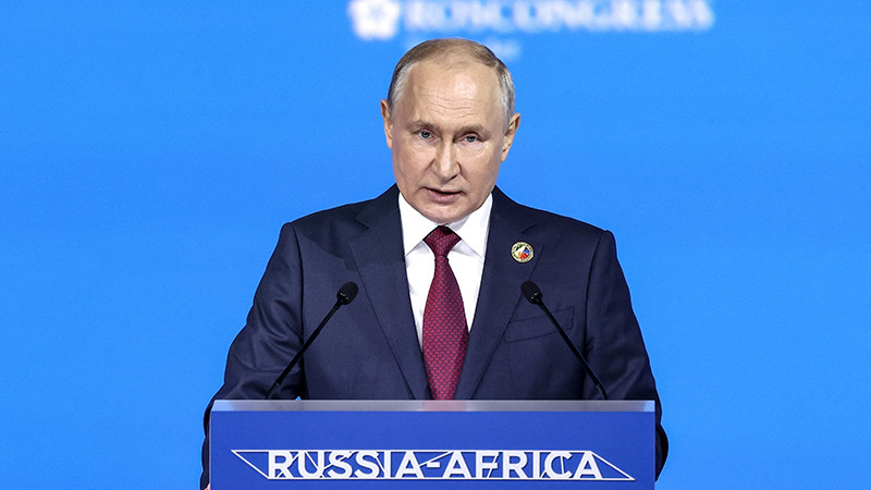 Tổng thống Nga Vladimir Putin phát biểu tại phiên họp toàn thể Hội nghị thượng đỉnh Nga-châu Phi ở thành phố St. Petersburg ngày 27/7/2023. (Ảnh: AFP/TTXVN)
