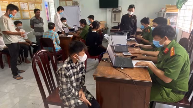 Công an xã Tân Hộ Cơ phối hợp Phòng Cảnh sát Quản lý hành chính về trật tự xã hội Công an tỉnh Đồng Tháp và Công an huyện Tân Hồng tổ chức cấp CCCD và hướng dẫn người dân cài đặt tích hợp đăng ký tài khoản định danh điện tử mức 2 thông qua ứng dụng VNeiD.