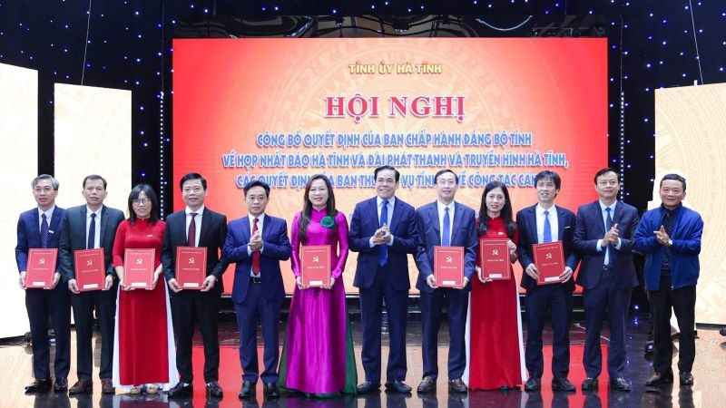 Các đồng chí lãnh đạo tỉnh Hà Tĩnh trao quyết định bổ nhiệm chức danh Tổng Biên tập, Phó Tổng Biên tập Báo Hà Tĩnh.