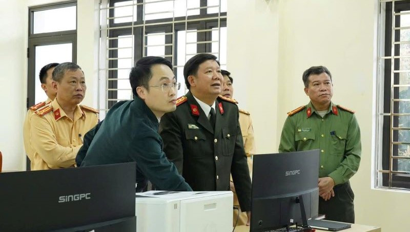 Lãnh đạo Công an tỉnh Hà Giang kiểm tra việc vận hành hệ thống camera giám sát tập trung. (Ảnh: CÔNG AN TỈNH HÀ GIANG)