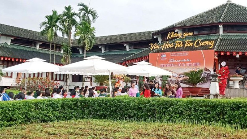 Các đại biểu tham quan Triển lãm.