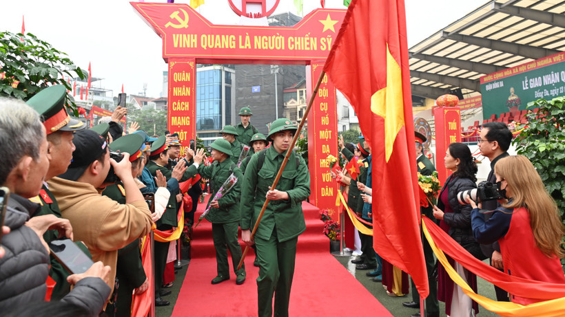 Các tân binh quận Đống Đa đi qua cổng vinh quang trong niềm tự hào.