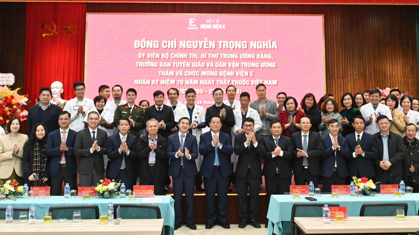 Trưởng Ban Tuyên giáo và Dân vận Trung ương Nguyễn Trọng Nghĩa với các y, bác sĩ, nhân viên y tế Bệnh viện E. 