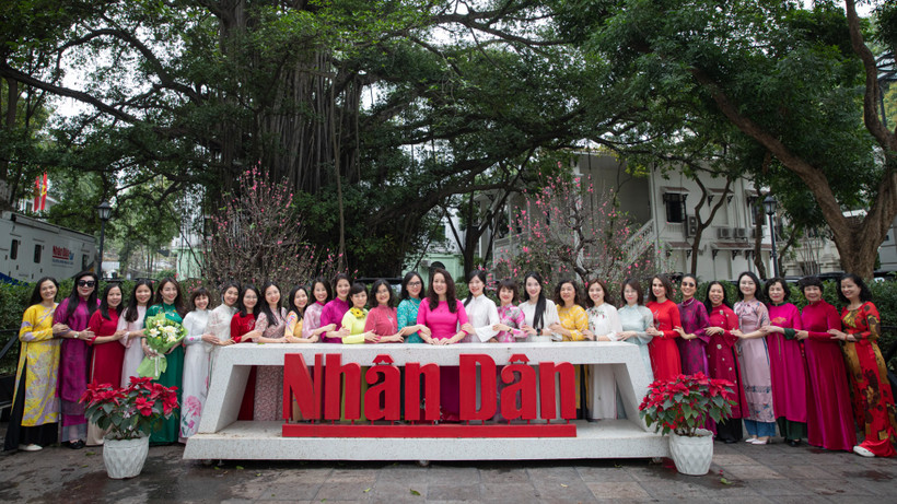 Nữ cán bộ, người lao động Báo Nhân Dân hưởng ứng “Tuần lễ áo dài”.
